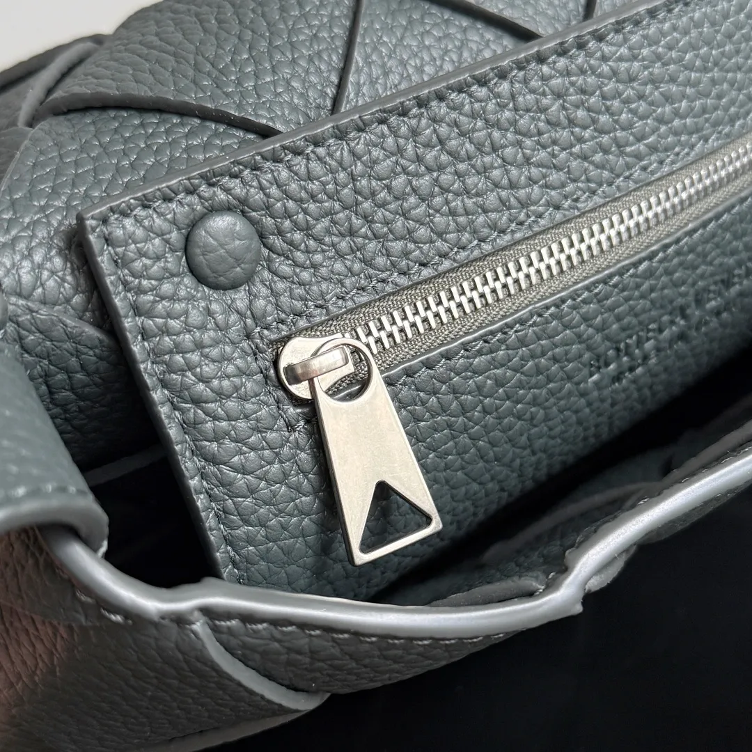 Batch 1860 BOTTEGA VENETA new Diago crossbody bag The diagonally built dynamic silhouette shows unique ingenuity. As a member of the B family's early autumn series, it uses the highest quality calfskin. The entire bag is softer, thicker and heavier, and durable. It is equipped with an adjustable strap. The texture of the 3cm wide leather strap is very similar to the litchi pattern. It is slightly stiffer than the litchi pattern. It is low-key, luxurious and full of connotation. It is refreshing and comfortable to match the upper body. Hu Yitian was also successfully captured by it. Style number: 795637 Size: 22.5*16.5*5.5cm